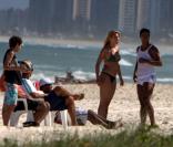 Ronaldinho et sa nouvelle compagne passent des vacances sur une plage de Rio de Janeiro