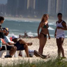 Ronaldinho et sa nouvelle compagne passent des vacances sur une plage de Rio de Janeiro