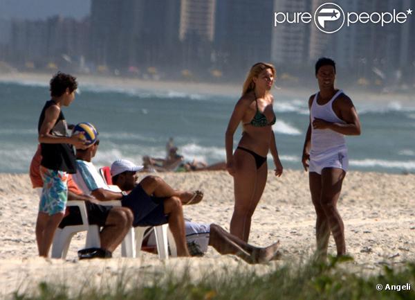 Ronaldinho et sa nouvelle compagne passent des vacances sur une plage de Rio de Janeiro