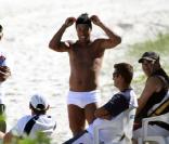 Ronaldinho et sa nouvelle compagne passent des vacances sur une plage de Rio de Janeiro