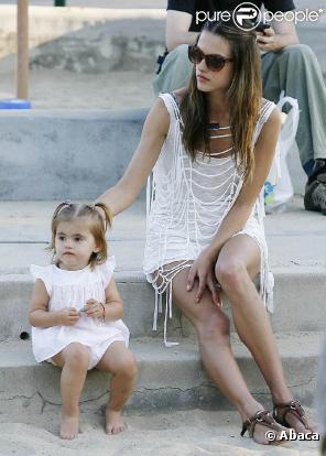 Alessandra Ambrosio en famille à Malibu, le 18 juillet 2010