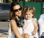 Alessandra Ambrosio en famille à Malibu, le 18 juillet 2010