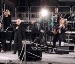 Le chanteur Charles Aznavour donne un concert à la Terrasse Del Duomo à Milan le 19 juillet 2010