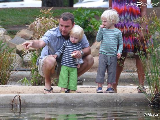 Liev Schreiber et ses enfants dans un parc à Brentwood, le 21 juillet 2010