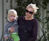 Naomi Watts et Liev Schreiber, avec leurs enfants devant leur résidence, le 21 juillet 2010