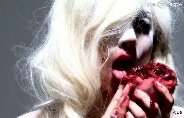 Dans une vidéo diffusée lors de ses concerts, Lady Gaga est aperçue   dévorant un coeur apparenté à un coeur humain, et pleurant des larmes de   sang.