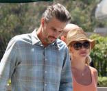 Britney Spears se rend dans un restaurant Starbucks de Santa Barbara (Californie), avec son petit ami, Jason Trawick, vendredi 23 juillet.