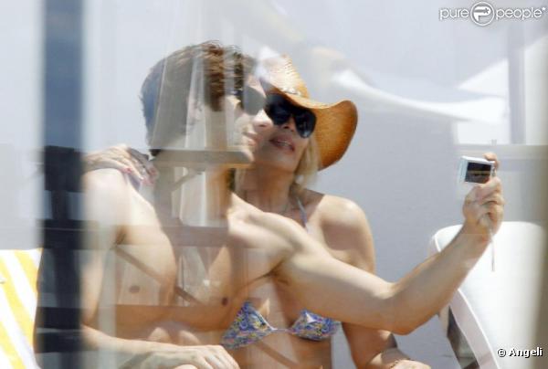 Amanda Lear et son nouvel amour, Nicolo, partagent un déjeuner en tête à tête, à Nice, il y a quelques semaines.