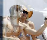 Amanda Lear et son nouvel amour, Nicolo, partagent un déjeuner en tête à tête, à Nice, il y a quelques semaines.