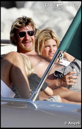 Michaël Youn et sa ravissante Isabelle se détendent sur un yacht à Saint-Tropez le 26 juillet 2010