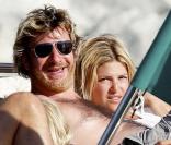 Michaël Youn et sa ravissante Isabelle se détendent sur un yacht à Saint-Tropez le 26 juillet 2010