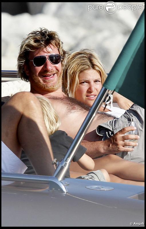 Michaël Youn et sa ravissante Isabelle se détendent sur un yacht à Saint-Tropez le 26 juillet 2010