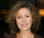 Mireille Dumas risque de perdre le sourire en lisant le témoignage de sa soeur