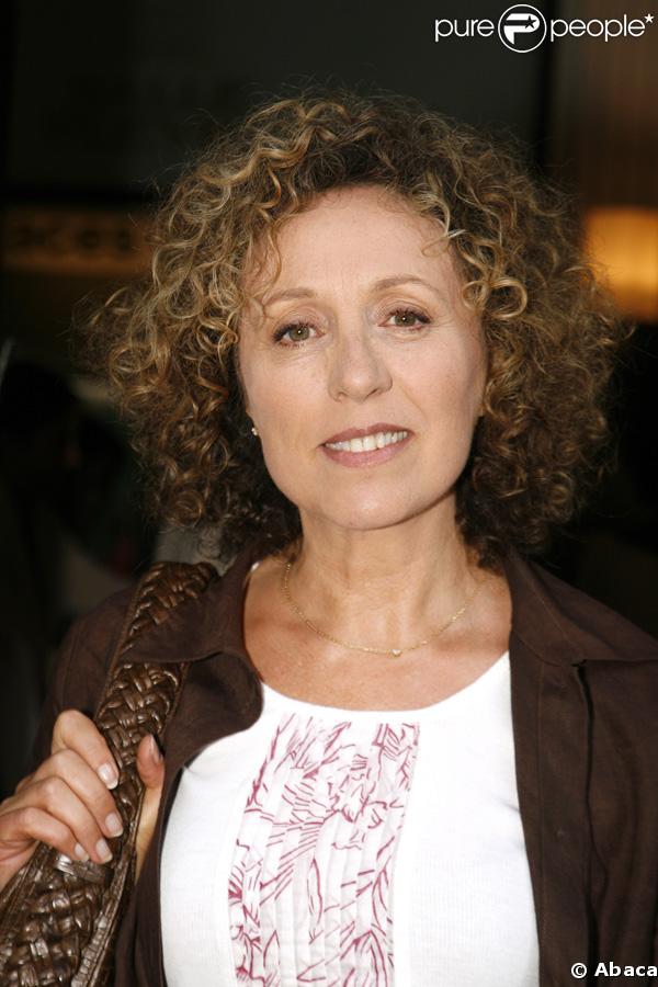 Mireille Dumas risque de perdre le sourire en lisant le témoignage de sa soeur
