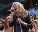 Carrie Underwood, 27 ans, se produisait pour le Today Show, à New York, le 30 juillet 2010. Elle en a profité pour bien montrer à tout le monde son alliance de jeune mariée !