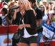 Carrie Underwood, 27 ans, se produisait pour le Today Show, à New York, le 30 juillet 2010. Elle en a profité pour bien montrer à tout le monde son alliance de jeune mariée !