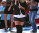 Carrie Underwood, 27 ans, se produisait pour le Today Show, à New York, le 30 juillet 2010. Elle en a profité pour bien montrer à tout le monde son alliance de jeune mariée !