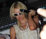 Paris Hilton au VIP Room de St-Tropez, samedi 24 juillet, interprète le hit <em>My love is over</em> avec Jean-Roch, propriétaire de la discothèque. <br />