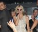 Une fois qu'on lui confie le micro, Paris Hilton ne peut plus s'en séparer : elle s'est déhanchée jusqu'au bout de la nuit sur la scène du VIP Room de St-Tropez, samedi 24 juillet.