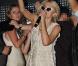 Une fois qu'on lui confie le micro, Paris Hilton ne peut plus s'en séparer : elle s'est déhanchée jusqu'au bout de la nuit sur la scène du VIP Room de St-Tropez, samedi 24 juillet.
