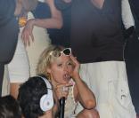 Jusqu'à 5h30 du matin, Paris Hilton n'a pas quitté le VIP Room et a enflammé les nuits tropéziennes, samedi 24 juillet.  