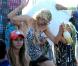 Paris Hilton et sa soeur, Nicky Hilton, se sont attiré les foudres des passants en s'offrant une douche de champagne... en pleine période de crise, sur la plage des Palmiers à St-Tropez.