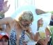 Paris Hilton et sa soeur, Nicky Hilton, se sont attiré les foudres des passants en s'offrant une douche de champagne... en pleine période de crise, sur la plage des Palmiers à St-Tropez.