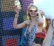 Quand Paris Hilton ouvre une bouteille de champagne, elle ne peut s'empêcher d'en envoyer partout ! Quelle maladresse !