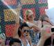 Quand Paris Hilton ouvre une bouteille de champagne, elle ne peut s'empêcher d'en envoyer partout ! Quelle maladresse !