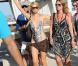 Paris Hilton, accompagnée de sa soeur, Nicky Hilton, arrivent au Nikki Beach le samedi 24 juillet à Saint-Tropez.