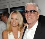 La comédie Superhero Movie faisait sa première hier soir à Los Angeles. Ici, Pamela Anderson au bras de Leslie Nielsen