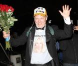L'un des plus grands fans de Lindsay Lohan l'attend à sa libération de prison qui semble imminente avec un bouquet de roses le 1er août 2010  