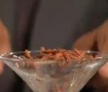 Zac Efron mange des insectes lors du Lopez Tonight