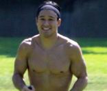 Mario Lopez dispute un match de football américain avec ses amis. Juillet 2010