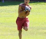 Mario Lopez dispute un match de football américain avec ses amis. Juillet 2010