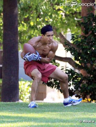 Mario Lopez dispute un match de football américain avec ses amis. Juillet 2010