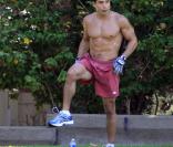 Mario Lopez dispute un match de football américain avec ses amis. Juillet 2010