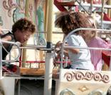 Heidi Klum et Seal sont en vacances dans le sud de la France. Henry, Johan et Leni s'amusent sur le manège, à Saint-Tropez, le 2 août 2010.