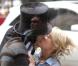 Russell Brand embrasse sa partenaire Greta Gerwig sur le tournage du film Arthur à New York le 3 août 2010