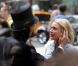 Russell Brand embrasse sa partenaire Greta Gerwig sur le tournage du film Arthur à New York le 3 août 2010
