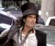 Russell Brand embrasse sa partenaire Greta Gerwig sur le tournage du film Arthur à New York le 3 août 2010
