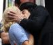 Russell Brand embrasse sa partenaire Greta Gerwig sur le tournage du film Arthur à New York le 3 août 2010