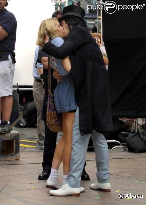 Russell Brand embrasse sa partenaire Greta Gerwig sur le tournage du film Arthur à New York le 3 août 2010