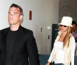 Robbie Williams et sa compagne Ayda Fields arrivent à l'aéroport de Los Angeles en mai 2010