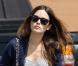 Rachel Bilson fait face, pendant que son 