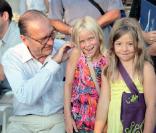 Jacques Chirac se détend sur le port de Saint-Tropez avec un bon verre et une foule de badauds qui viennent le saluer le 5 août 2010