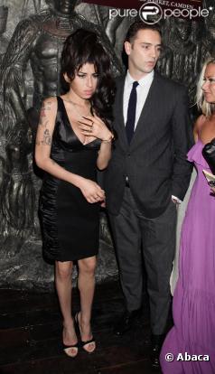 Amy Winehouse et son nouveau petit ami, Reg, assistent à l'inauguration d'un restaurant africain à Londres, mercredi 4 août.