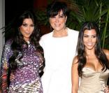 Kim et Kourtney Kardashian, et leur mère Kris au Beverly Hilton Hotel, à Los Angeles, le 6 août 2010.