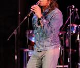 Yannick Noah sortira le 23 août, Frontières, son nouvel album. Il s'exprime notamment sur sa relation avec sa femme, Isabelle Camus, dans les pages de  Marie-Claire .