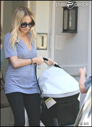 Nicole Richie part se promener avec Harlow...